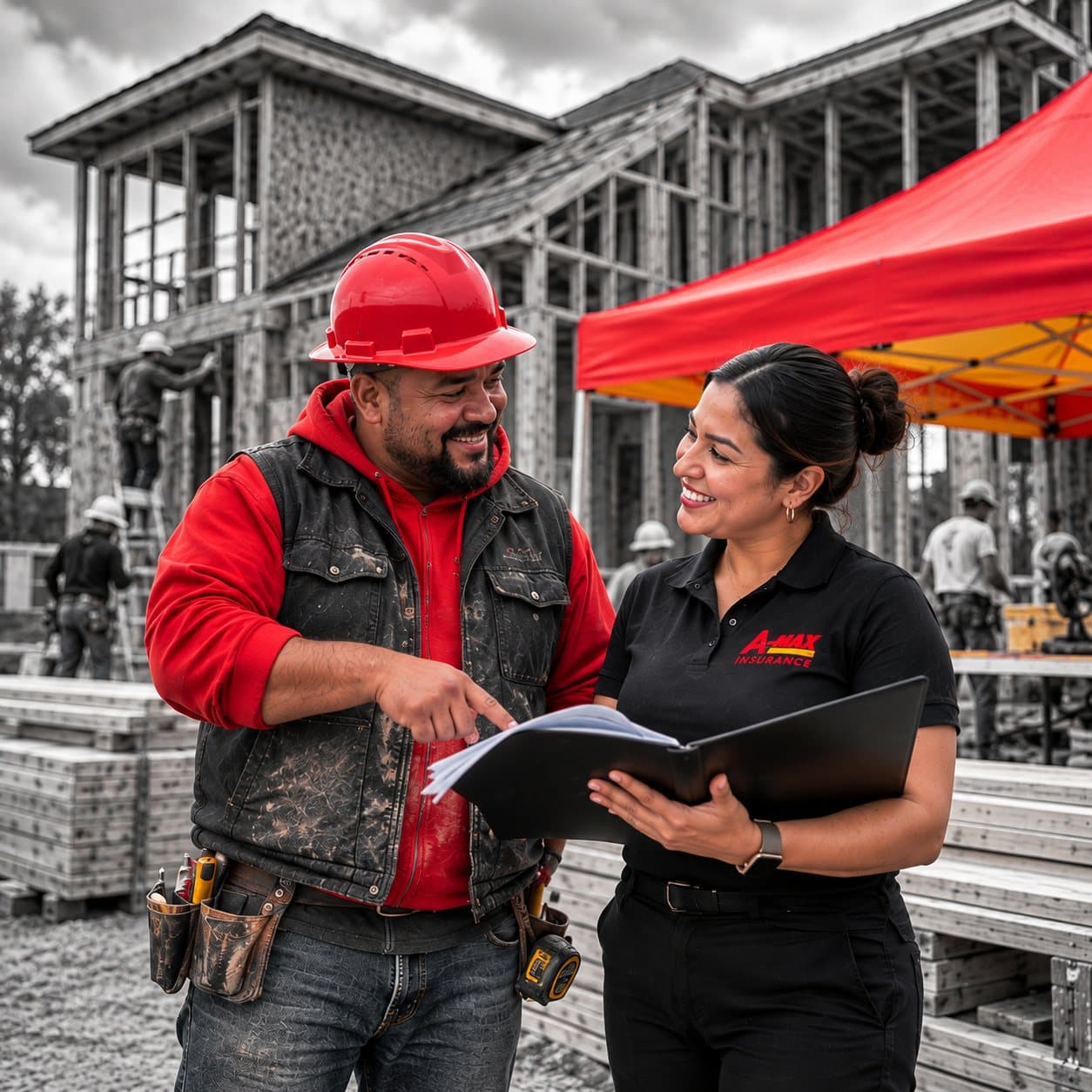 Un contratista con casco rojo revisando su cobertura con una agente de A-MAX en una obra
