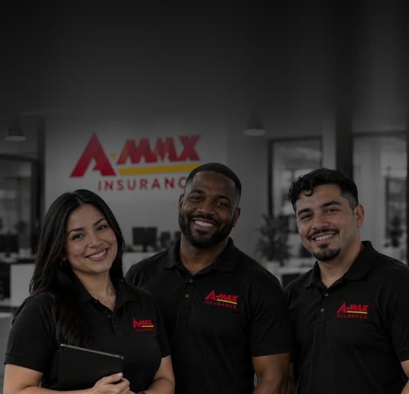 Tres agentes de A-MAX sonrientes con playeras negras de A-MAX dentro de una oficina de A-MAX