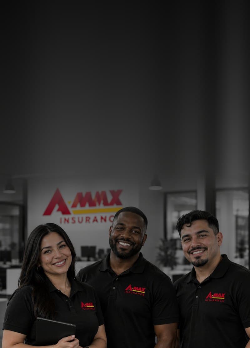 Tres agentes de A-MAX sonrientes con playeras negras de A-MAX dentro de una oficina de A-MAX
